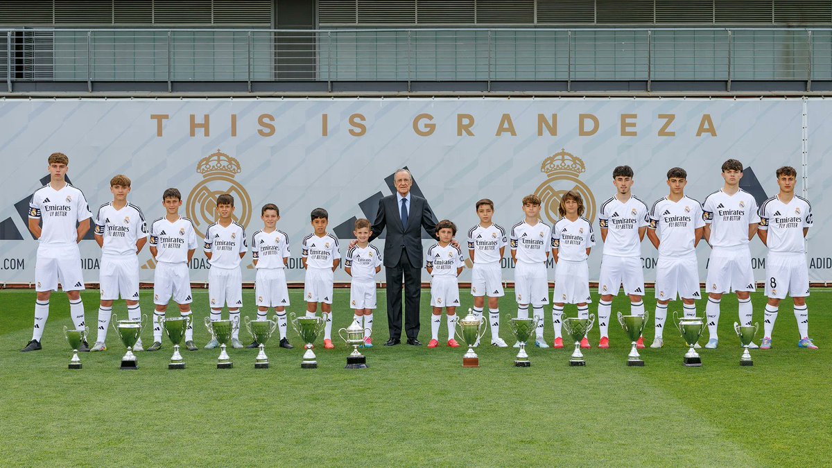Florentino Perez with the Captains of all the Youth teams that won their leagues. ⭐️🏆