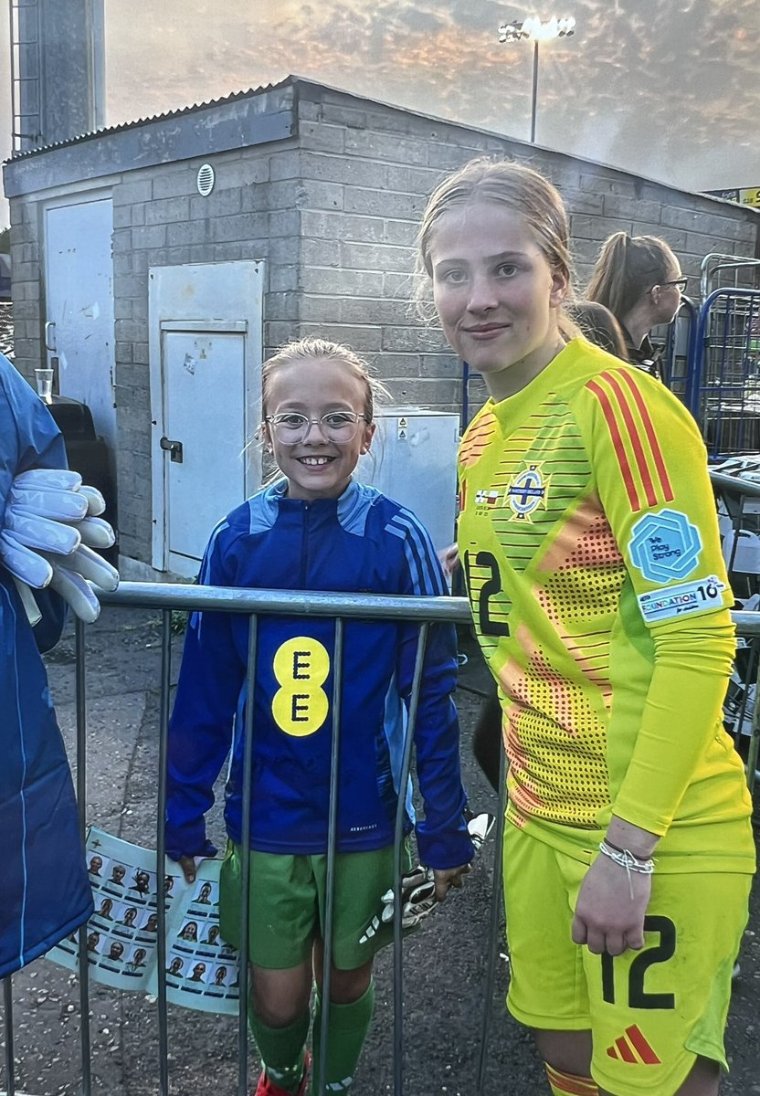 One of our current P6 pupils was delighted to meet past pupil Abbie Smith at the recent NI women’s game. She even managed to come away with her gloves 🧤⚽️