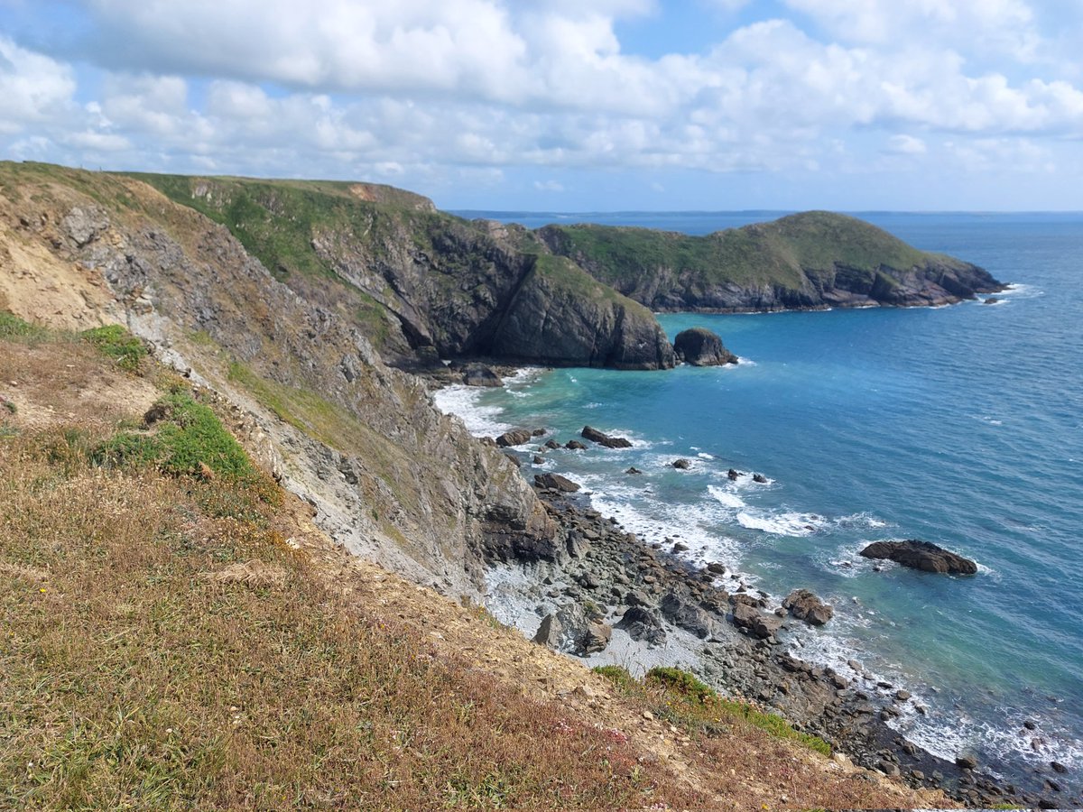 Over on Bluesky, I'm walking the Wales Coast Path again. This year it's Broad Haven to Fishguard. Given the lack of traffic here there's no point putting the photos on X-Twitter, but you can see them where the skies are clearer... 🏴󠁧󠁢󠁷󠁬󠁳󠁿