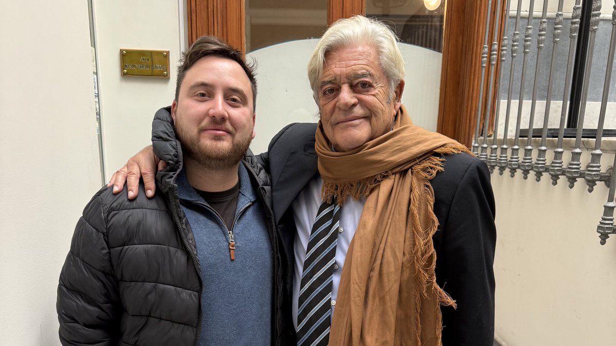 Franco Canti (@francocanti) on Twitter photo Hoy fue uno de esos días que voy a guardar para siempre, tuve el honor de ser recibido por el Presidente Lacalle Herrera en la casa del Partido.
Compartimos una gran charla que me deja consejos muy valiosos para esta nueva etapa que me toca asumir.
Seguimos adelante <a href="/Herrerismo/">Herrerismo</a> Hoy fue uno de esos días que voy a guardar para siempre, tuve el honor de ser recibido por el Presidente Lacalle Herrera en la casa del Partido.
Compartimos una gran charla que me deja consejos muy valiosos para esta nueva etapa que me toca asumir.
Seguimos adelante <a href="/Herrerismo/">Herrerismo</a>