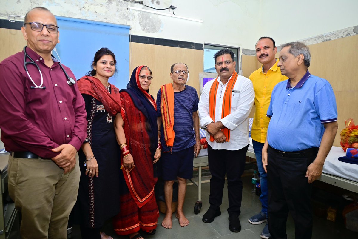 vijaysharmacg's tweet photo. प्रदेश के प्रसिद्ध कवि एवं संगीतकार श्री केदार सिंह परिहार जी के अस्वस्थ होने की सूचना मिली आज रायपुर के अस्पताल में भेंट कर उनके स्वास्थ्य की जानकारी ली तथा शीघ्र स्वस्थ होने की कामना की। https://t.co/NP8KsIWS19