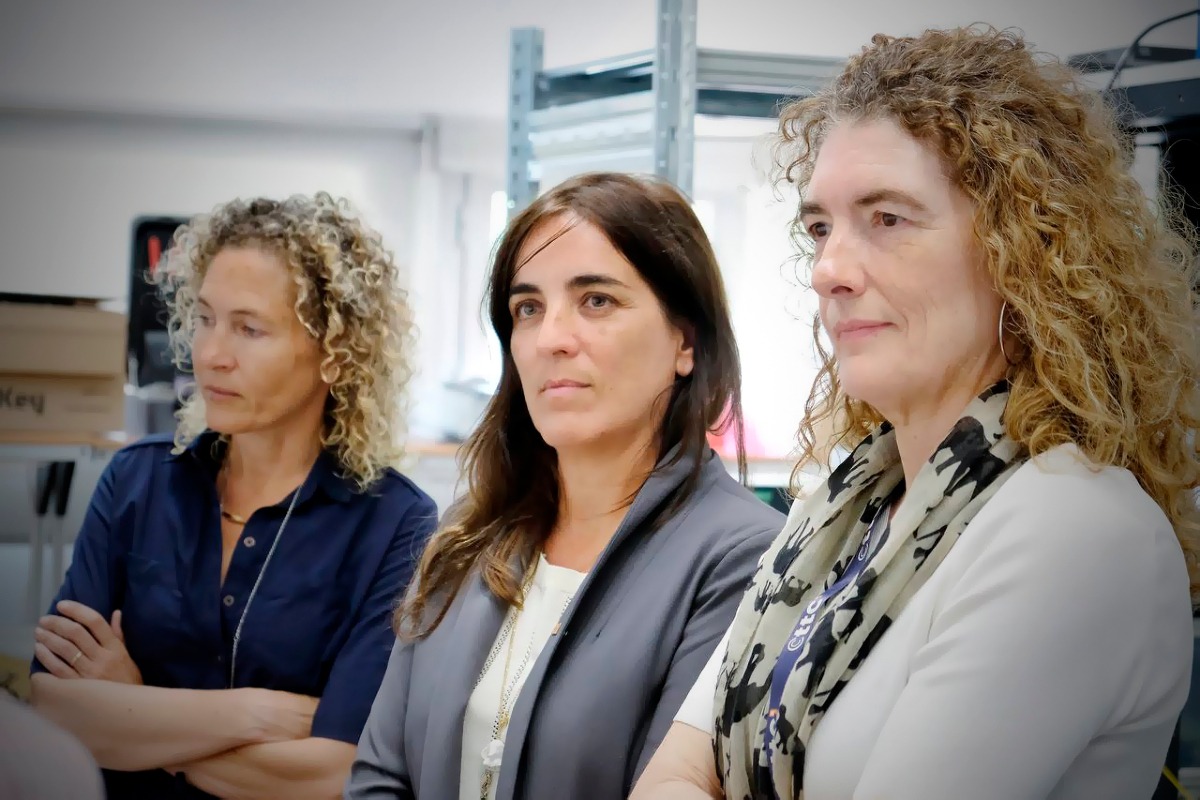 Recerca i Universitats (@recercauniscat) on Twitter photo 📡 Recerca en telecomunicacions
📢 La #consellera Núria Montserrat visita <a href="/CttcTech/">CTTC</a>, amb la directora dels centres <a href="/iCERCA/">Centres CERCA</a>, <a href="/PellejaLaia/">Laia Pellejà i Puxeu</a> i el director general de Recerca, <a href="/joangomezp/">Joan Gómez Pallarès</a>
🛰️Els acompanya durant el recorregut la directora del Centre, <a href="/AnaPerezNeira/">Ana Perez</a> 📡 Recerca en telecomunicacions
📢 La #consellera Núria Montserrat visita <a href="/CttcTech/">CTTC</a>, amb la directora dels centres <a href="/iCERCA/">Centres CERCA</a>, <a href="/PellejaLaia/">Laia Pellejà i Puxeu</a> i el director general de Recerca, <a href="/joangomezp/">Joan Gómez Pallarès</a>
🛰️Els acompanya durant el recorregut la directora del Centre, <a href="/AnaPerezNeira/">Ana Perez</a>