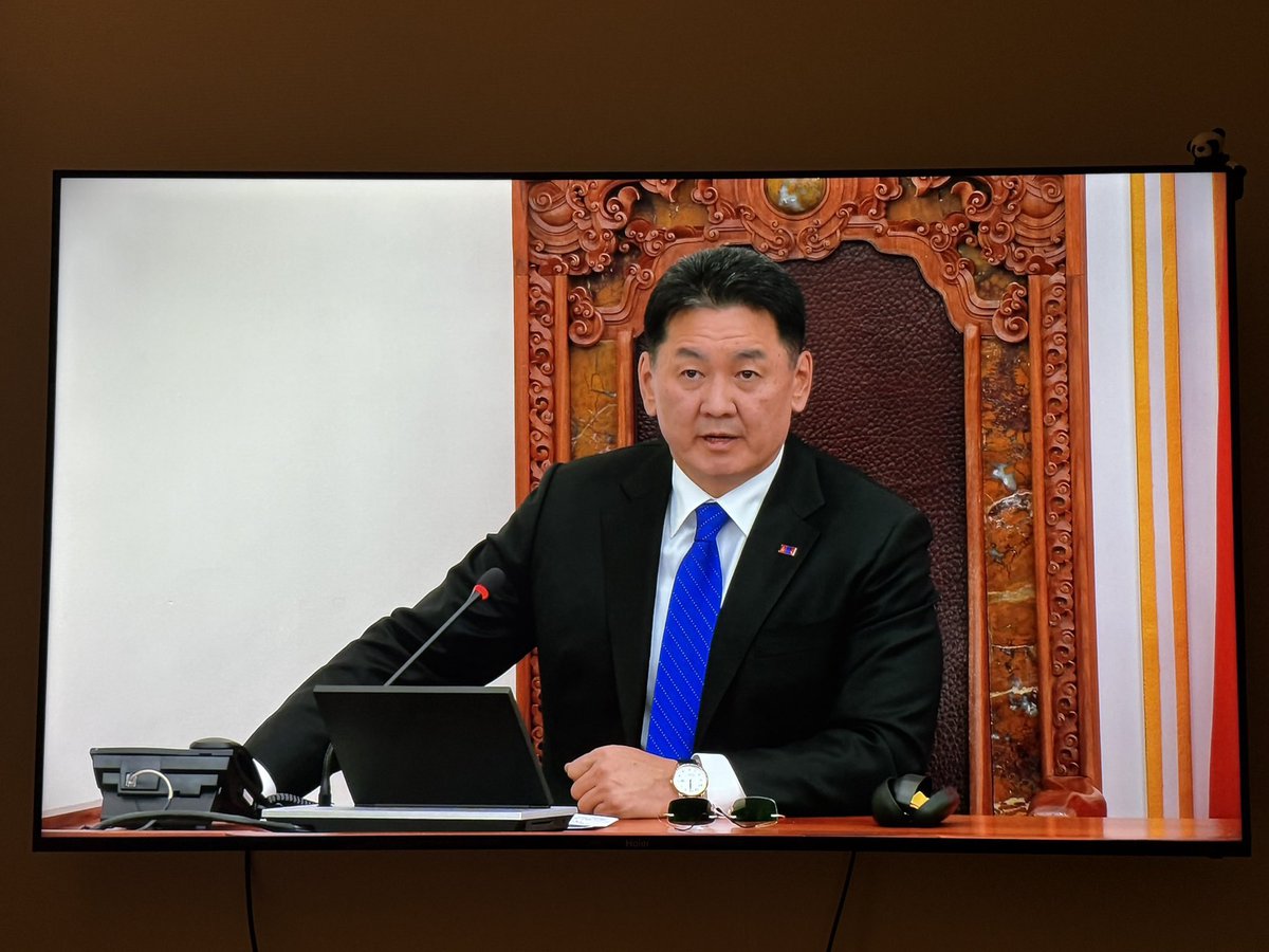 Хүндлэл🙏 Зөв цагтаа, зөв газраа зөв үгээ хэллээ дээ. 
Төрийн тэргүүн бол ямагт Ард түмнээ сонсдог, ард түмнээ өмгөөлдөг бх ёстой👍