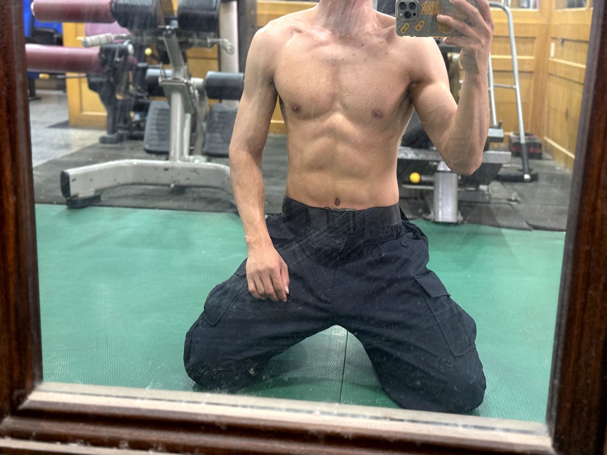 第一次戴平板锁锻炼  有点不适😂