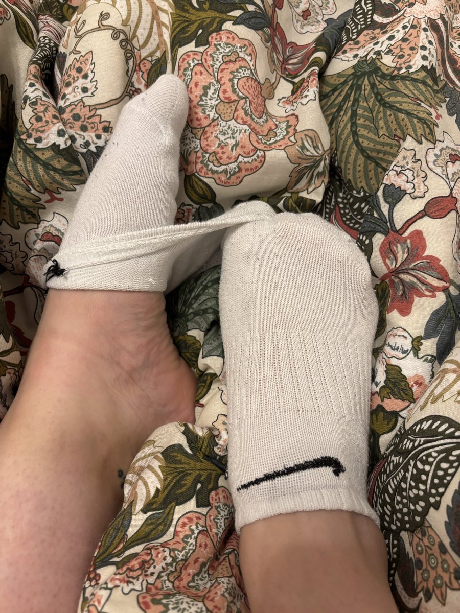 chellysfeet's tweet photo. Ganzer Tag in Turnschuhen… wenn ihr das riechen könntet 🤫😮‍💨 

#feetfetısh #socks #nikesocks https://t.co/908qQ8CnzF