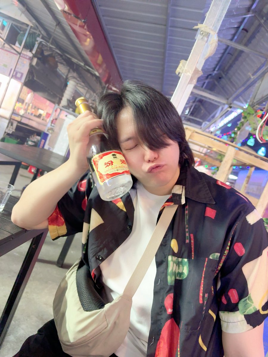 鄭州の屋台街にて
56度の白酒を飲んでます　伊礼はもうおしまいです