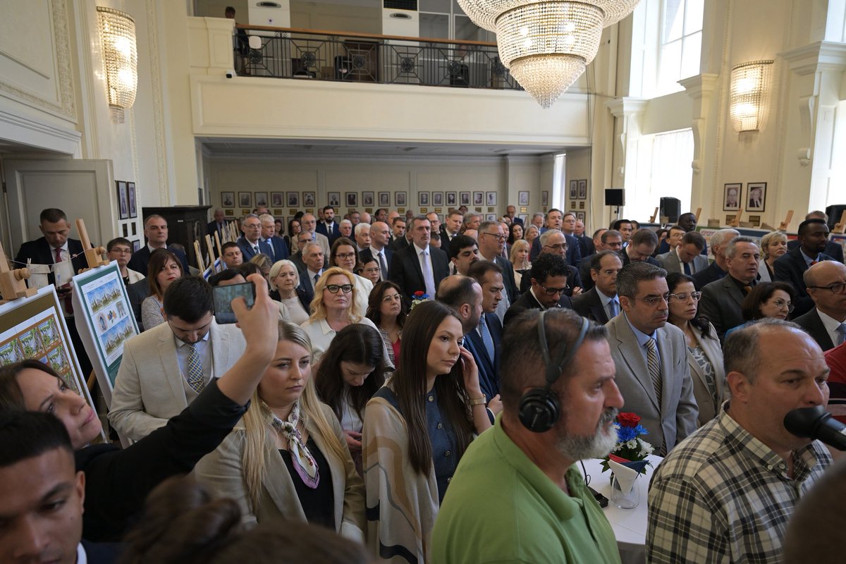 Част ми је и задовољство да вас данас, у име <a href="/MFASerbia/">MFA Serbia</a>, поздравим поводом десетогодишњице обележавања Дана српске дипломатије – дана када се са поносом и достојанством сећамо корена и континуитета наше дипломатске службе, али и дана када сумирамо резултате, сагледавамо изазове и