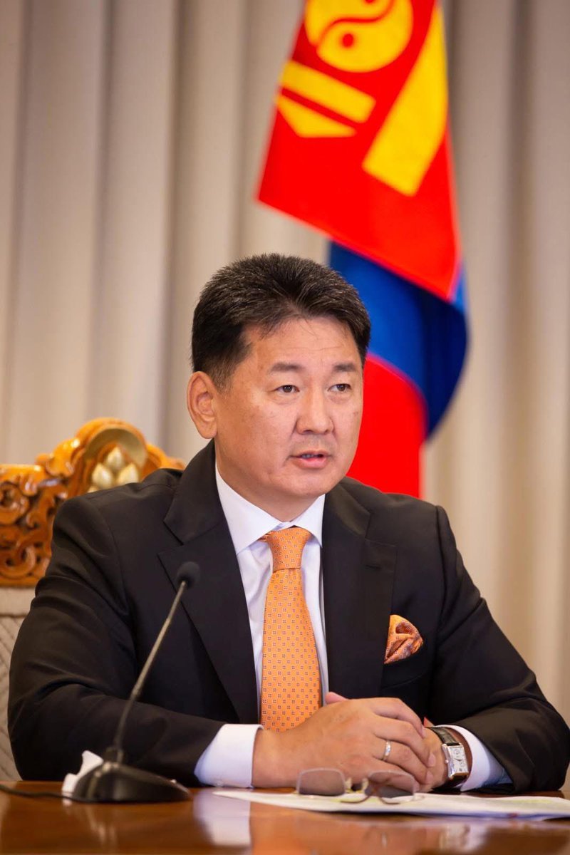 Пүү Хүүк гал гал. Яаая төрийн тэргүүн хэрэгтэй цагт хэрэгтэй үед хэрэгтэй үгийг нь ясанд нь янгинатал хэллээ.