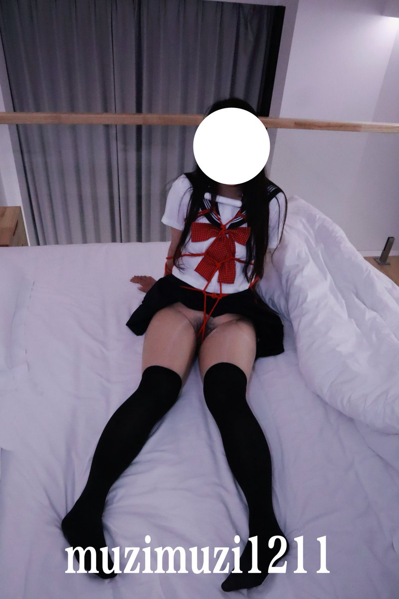 《红色束缚》
📷&amp;🪢：<a href="/muzimuzi1211/">木子muzi</a> 
感谢：<a href="/wufengsiwa/">无缝丝袜狂魔</a> 
             <a href="/wqganenshi_/">有稿投😁</a>