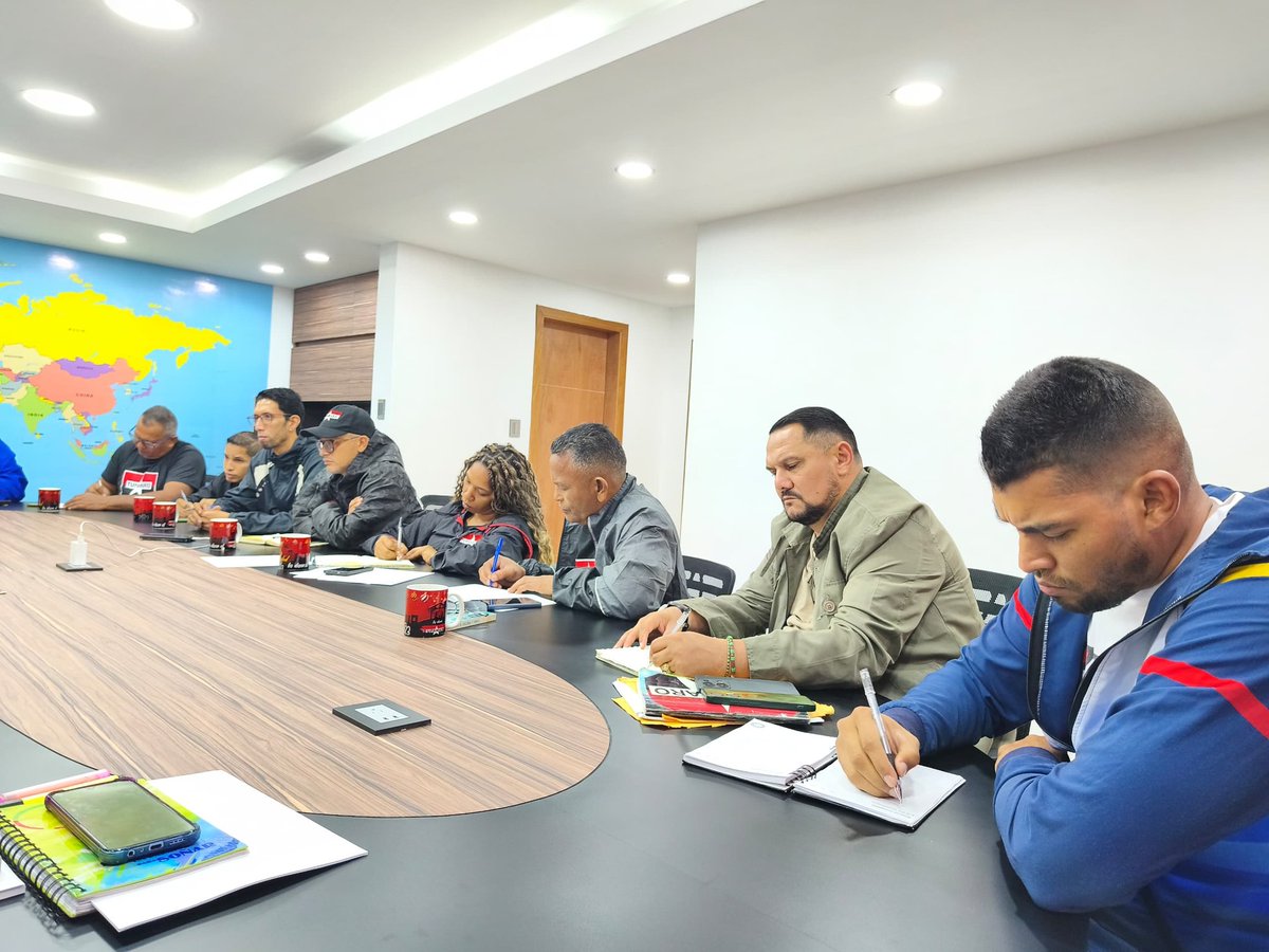 TupamaroMRT_'s tweet photo. #AlMomento|| Desde La Yaya, reunión de nuestra Dirección Nacional Operativa, donde se evalúa el accionar Rebelde y logros de la revolución Bolivariana en la pasada coyuntura electoral con el objetivo de seguir avanzando con fuerza en la profundización del Estado Comunal en defensa de la Patria contra el imperio fascista que intenta dominar al mundo imponiendo su cultura opresora, ante la clase obrera que en resistencia y trabajo se libera y rompe las cadenas.

#ComunaONada