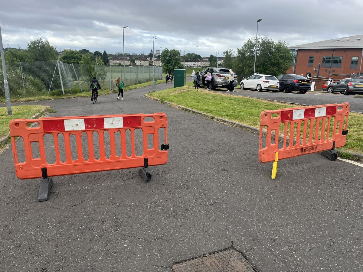 StMonicaMilton's tweet image. Please remember that the barriers are up to help keep children safe when walking to and from school. Please be considerate! Thank you 🚗 #keepourchildrensafe