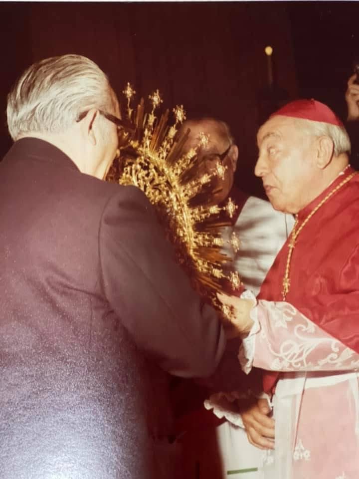 ⸻

#HISTORIADEUNADEVOCIÓN | LA CORONACIÓN CANÓNICA PONTIFICIA DE NUESTRA SEÑORA DE LA ESPERANZA

El Pontifical. Un día eterno en el corazón de Triana.

Fue un acontecimiento extraordinario, irrepetible, que marcó para siempre la historia de la Hermandad y de toda Sevilla. Aquel