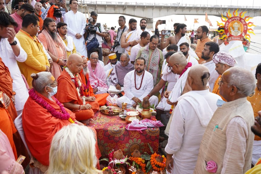 ShriRamTeerth's tweet image. श्री राम जन्मभूमि परिसर स्थित अष्ट देवालयों में कल से प्रारंभ हो रही प्राण प्रतिष्ठा से पूर्व आज पूज्य संतों, आचार्यों, श्री राम जन्मभूमि तीर्थक्षेत्र के न्यासीगण, प्रबुद्ध नागरिकों तथा अपार जनसमूह की उपस्थिति में आज पुण्य सलिला सरयू के तट से मंगल कलश यात्रा का आयोजन हुआ।
Ahead…