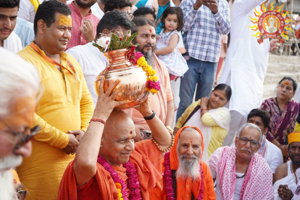 ShriRamTeerth's tweet image. श्री राम जन्मभूमि परिसर स्थित अष्ट देवालयों में कल से प्रारंभ हो रही प्राण प्रतिष्ठा से पूर्व आज पूज्य संतों, आचार्यों, श्री राम जन्मभूमि तीर्थक्षेत्र के न्यासीगण, प्रबुद्ध नागरिकों तथा अपार जनसमूह की उपस्थिति में आज पुण्य सलिला सरयू के तट से मंगल कलश यात्रा का आयोजन हुआ।
Ahead…