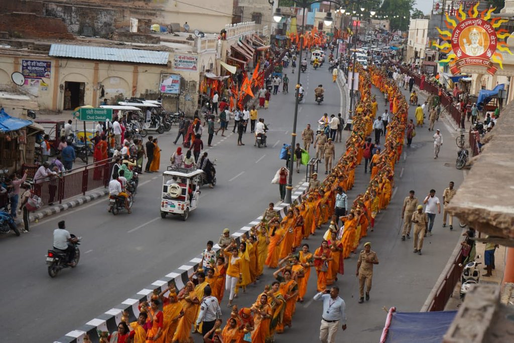 ShriRamTeerth's tweet image. श्री राम जन्मभूमि परिसर स्थित अष्ट देवालयों में कल से प्रारंभ हो रही प्राण प्रतिष्ठा से पूर्व आज पूज्य संतों, आचार्यों, श्री राम जन्मभूमि तीर्थक्षेत्र के न्यासीगण, प्रबुद्ध नागरिकों तथा अपार जनसमूह की उपस्थिति में आज पुण्य सलिला सरयू के तट से मंगल कलश यात्रा का आयोजन हुआ।
Ahead…