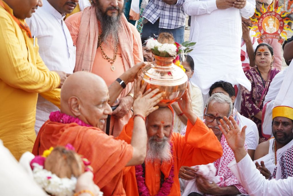 ShriRamTeerth's tweet image. श्री राम जन्मभूमि परिसर स्थित अष्ट देवालयों में कल से प्रारंभ हो रही प्राण प्रतिष्ठा से पूर्व आज पूज्य संतों, आचार्यों, श्री राम जन्मभूमि तीर्थक्षेत्र के न्यासीगण, प्रबुद्ध नागरिकों तथा अपार जनसमूह की उपस्थिति में आज पुण्य सलिला सरयू के तट से मंगल कलश यात्रा का आयोजन हुआ।
Ahead…