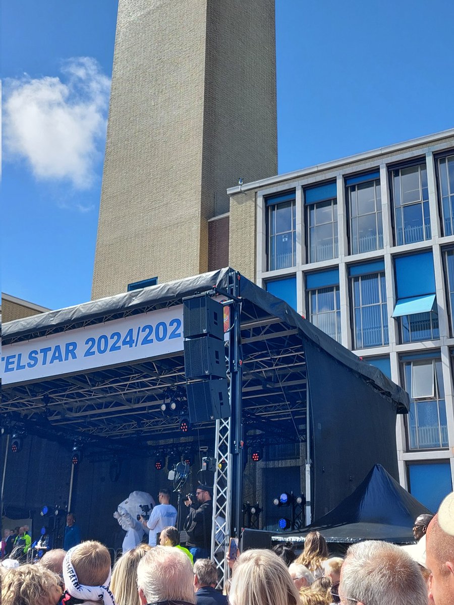 Een feestje bouwen is leuk. Een feest bouwen met de hele gemeente nog leuker #Velsen #Telstar