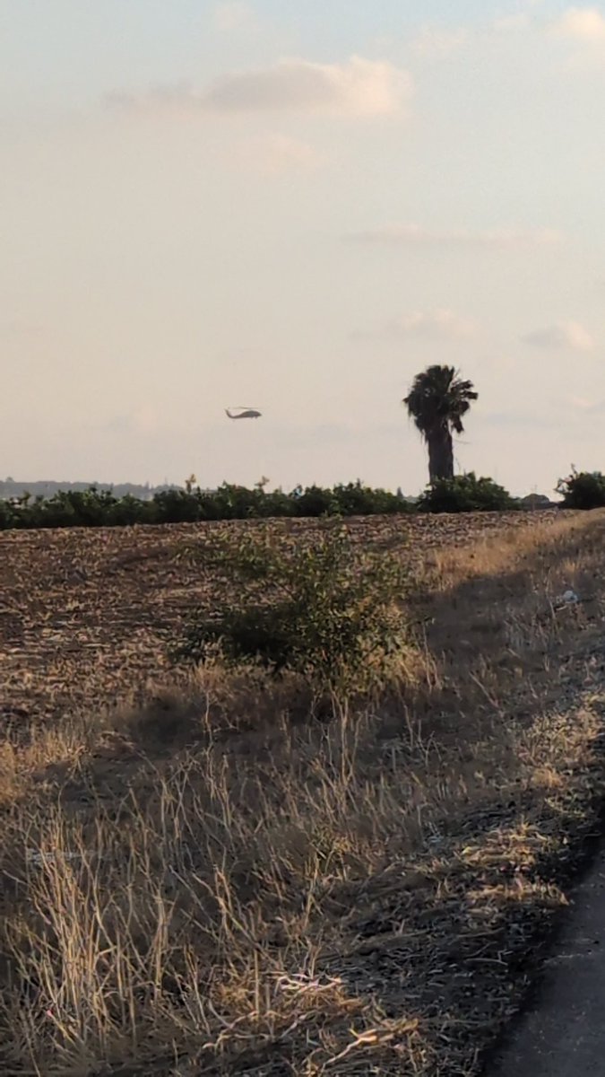 חג שבועות, 
שקיעה יפה בחוץ,
הבריכה בקיבוץ נסגרת,
זה כבר השלישי שחולף,
די כבר.