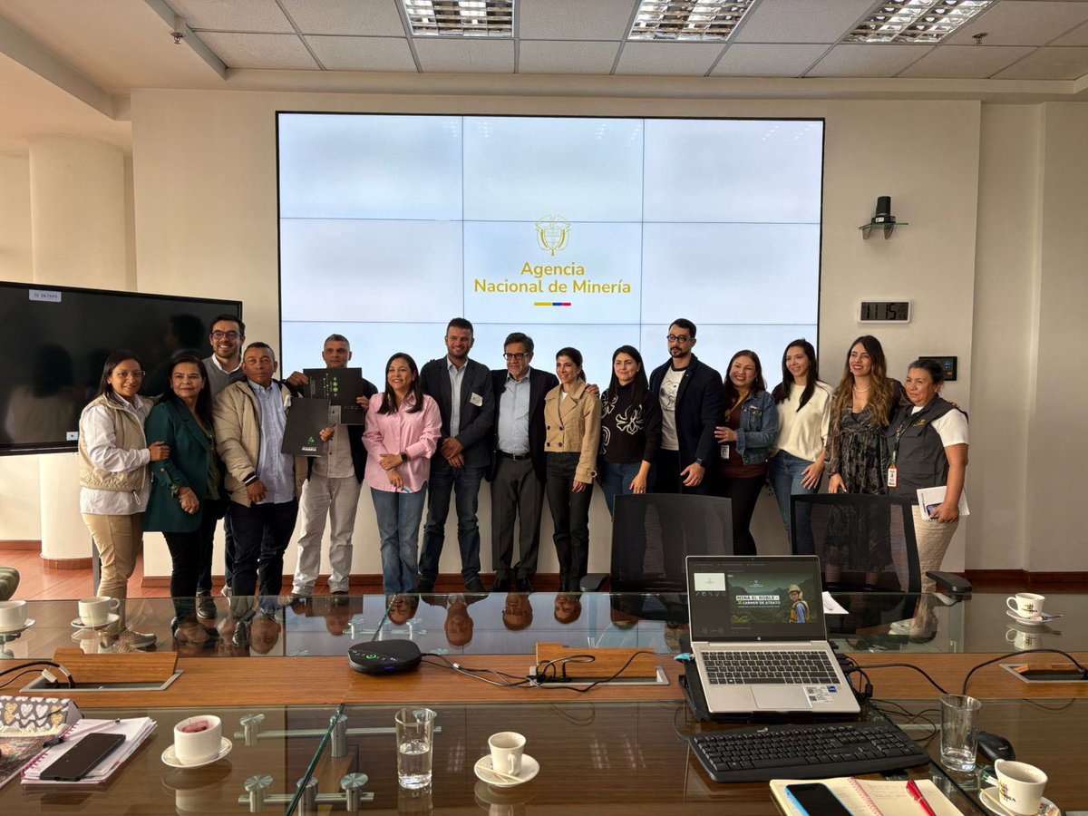Collective_Col's tweet photo. Gracias a @AlvaroPardo8 por su liderazgo al frente de la @ANMColombia y a su equipo por hacer posible este avance en la formalización de la minería ancestral en el norte de Marmato. El camino que queda habla del impacto de una gestión cercana, decidida y transformadora. 🇨🇴 https://t.co/HOiNvOL10N