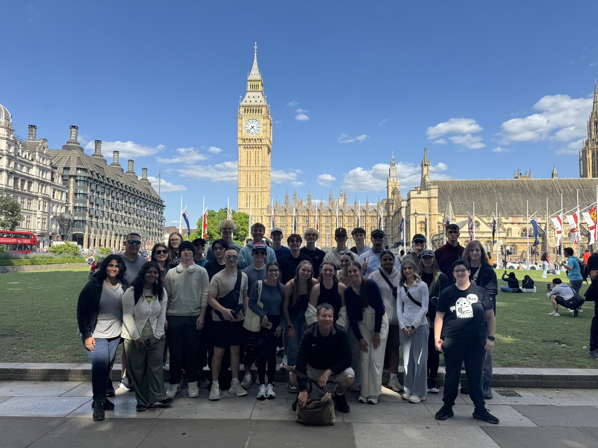 Our tour director, Eva, loves group pictures…..which I’m all for. #BowkerEurope #RiverThames #LondonEye #BigBen
