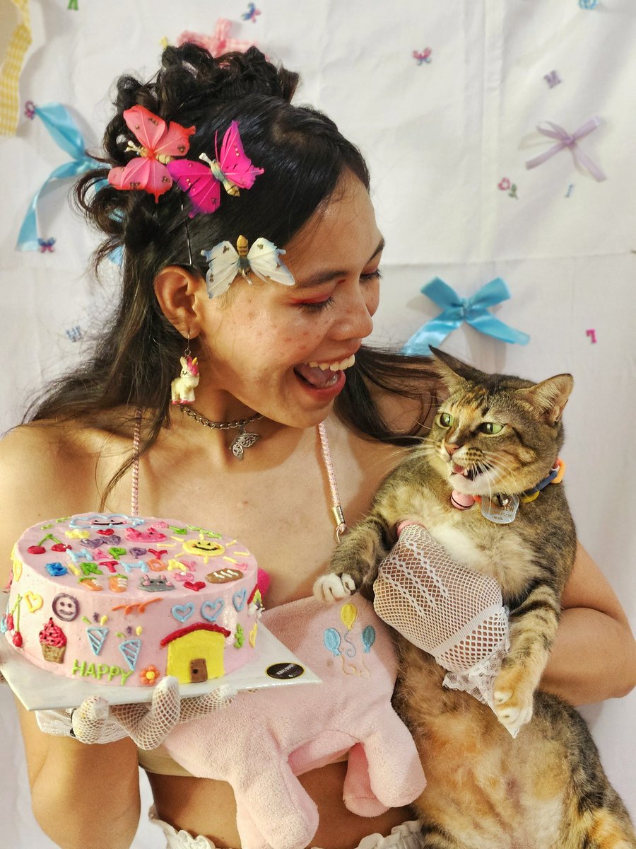 dhewirattna's tweet photo. Happy birthday to me! Yaawn 🥳💥💖❣️✨🎊🎉😚 cheeeers 32! https://t.co/pqDuaD2wiQ