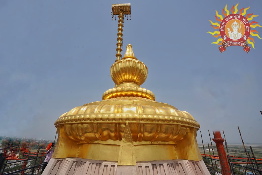 ShriRamTeerth's tweet image. श्री राम जन्मभूमि मंदिर का दिव्य स्वर्णमंडित शिखर तथा नवनिर्मित प्रथम तल
The divine, gold-adorned shikhar and the newly constructed first floor of the Shri Ram Janmabhoomi Mandir.