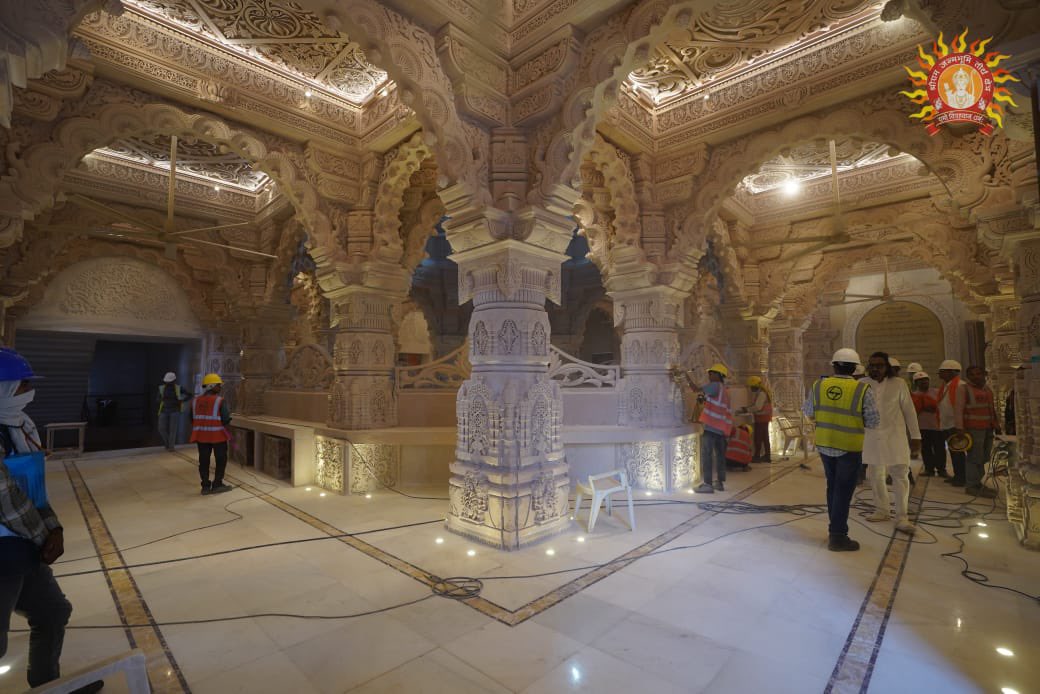 ShriRamTeerth's tweet image. श्री राम जन्मभूमि मंदिर का दिव्य स्वर्णमंडित शिखर तथा नवनिर्मित प्रथम तल
The divine, gold-adorned shikhar and the newly constructed first floor of the Shri Ram Janmabhoomi Mandir.