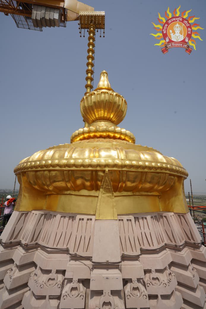 ShriRamTeerth's tweet image. श्री राम जन्मभूमि मंदिर का दिव्य स्वर्णमंडित शिखर तथा नवनिर्मित प्रथम तल
The divine, gold-adorned shikhar and the newly constructed first floor of the Shri Ram Janmabhoomi Mandir.