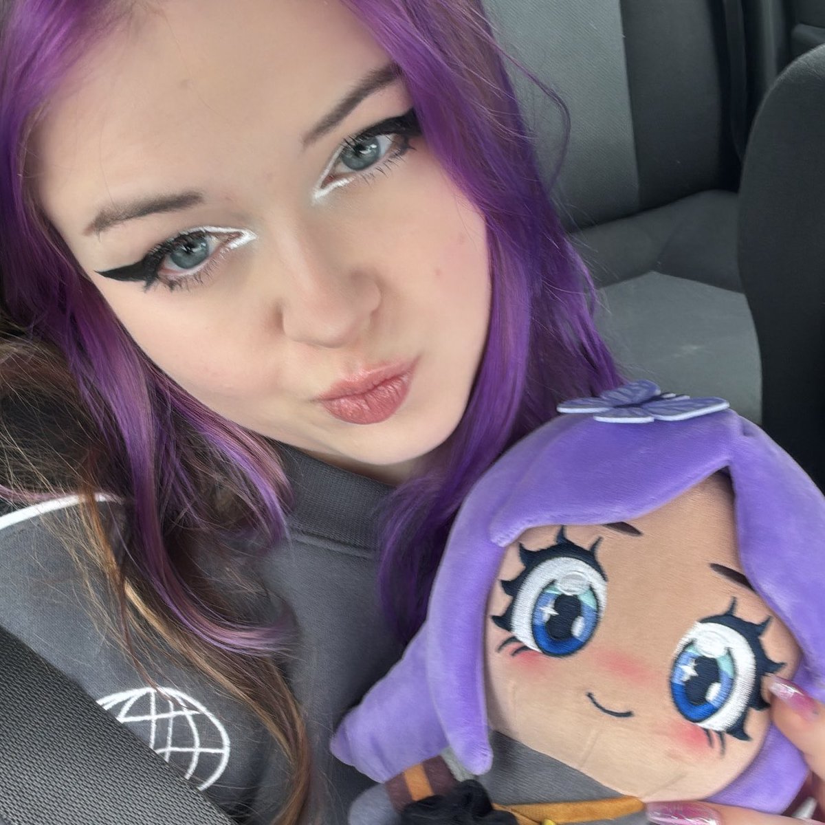 Roscumber's tweet image. A lil reminder u can only get this lil guy for 12 more days !! Go get her if u wanna :)