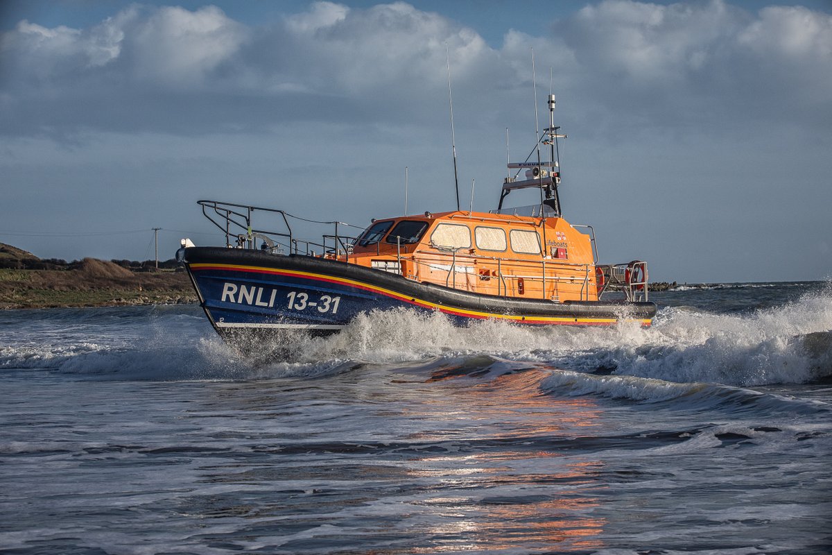 Clogherhead RNLI rescues two sailors near Gyles Quay rnli.org/news-and-media…