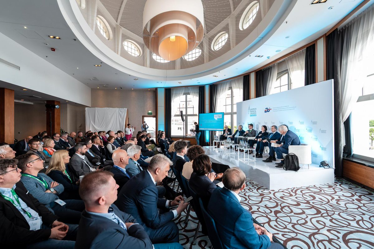 MFIPR_GOV_PL's tweet image. Wiceminister @KarnowskiSopot na #EKF w #Sopot: 💬 Z 🇪🇺 programu #FENIKS na inwestycje w transformację energetyczną przeznaczyliśmy 6 mld euro, czyli ponad 25 mld zł. Są to pieniądze m. in. na: OZE, magazyny energii, sieci elektroenergetyczne i gazowe czy też na projekty dot.
