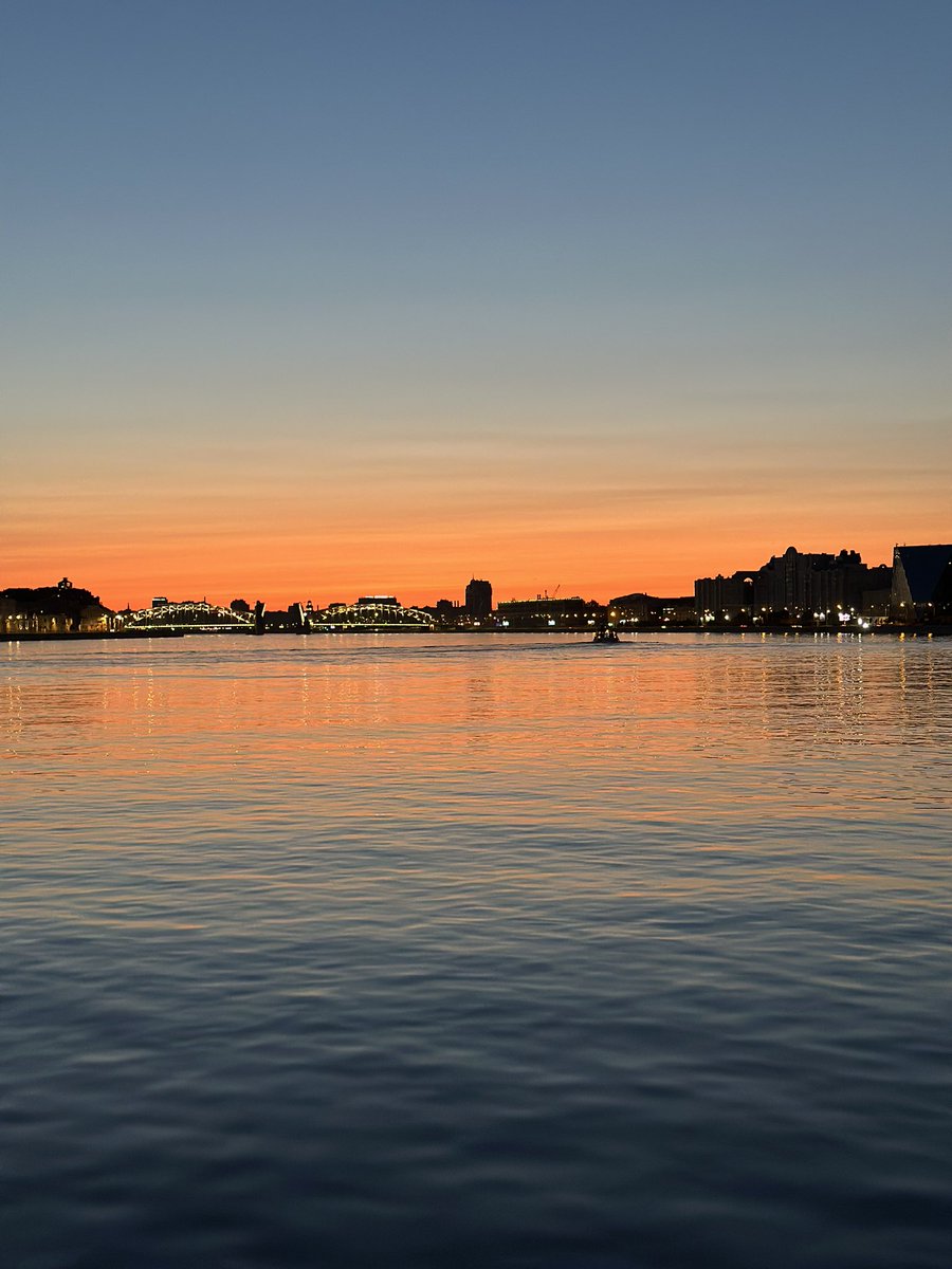 سبحان الله النهار ٢٤ ساعة، سهرت عشان اشوف متى يجي الظلام وصلت الساعة ٢ بالليل وكذا المنظر
وبعدها بساعة ونص أشرقت الشمس يعني حرفيا ماعندهم ليل سبحان الله