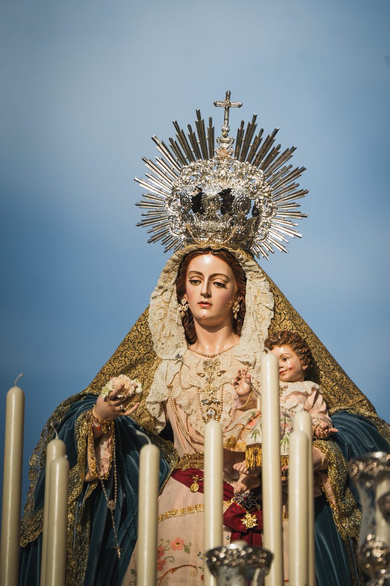 Son muchos los jóvenes y antiguos alumnos de nuestro <a href="/RojasNepomuceno/">JesuitinasSevilla</a> que mañana comienzan sus exámenes de selectividad

Le pedimos a #LaVirgendelColegio especialmente estos días para que les ilumine y les acompañe durante las pruebas

¡Mucho ánimo, chicos!

📸 <a href="/bygalisteo/">Arturo Galisteo</a>