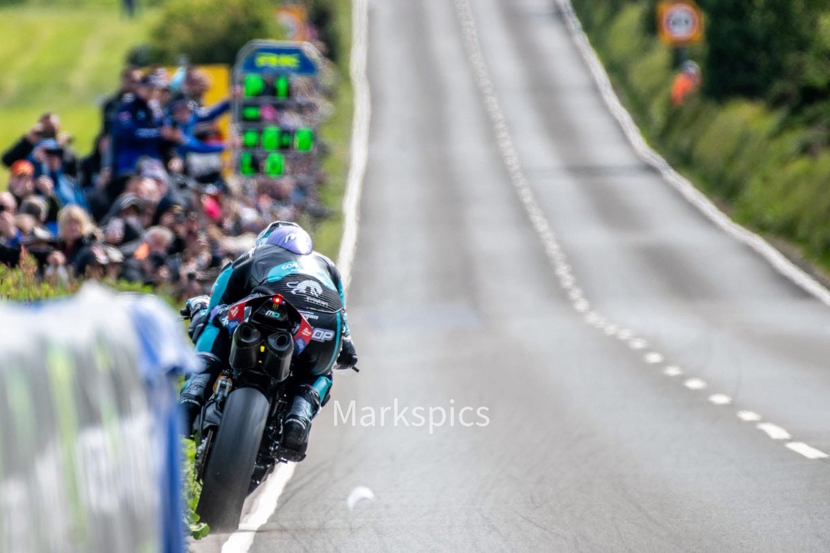 Michael Dunlop using every inch of tarmac in the supersport 600 race today #IOMTT #TT #michaeldunlop #thebull