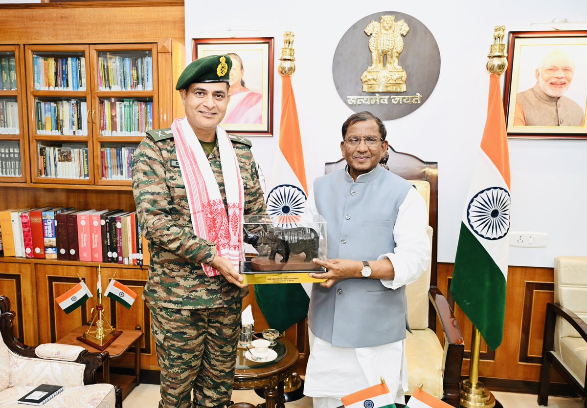 Lt Gen Gambhir Singh, #GOC #GajrajCorps_IA ने Honourable #Governor #Assam श्री लक्ष्मण प्रसाद आचार्य  से सौजन्य भेंट की। चर्चा में सैन्य-नागरिक समन्वय, HADR ऑपरेशन्स में Indian Army की तैयारी और महत्वपूर्ण भूमिका, सीमावर्ती क्षेत्रों का विकास और Veterans के कल्याण पर विशेष ज़ोर