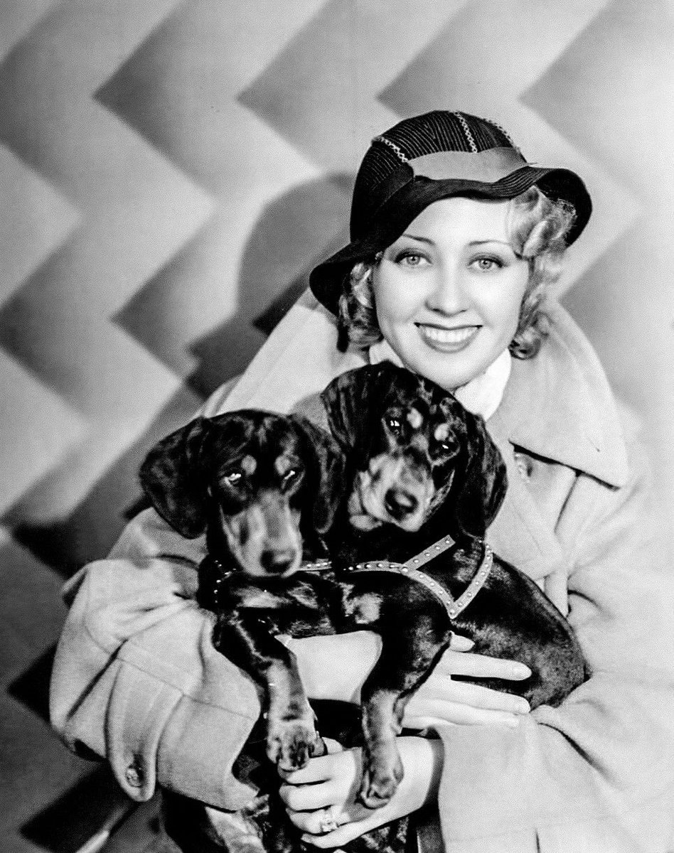 For everyone who’s upset by my #June Allyson photo, here’s Joan Blondell and some puppies for ya.
#TeamJoan here, all the way!😂