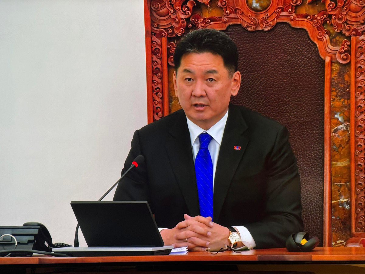 Анх удаа ийм Сэлэм Тогмид еөктэй байх зүгээр ч юм шиг санагдаж байна шүү. 
Нэг цавчилтаар хэд хэдэн толгой бөндийтөл аваад тавьчихлаа шд.
Данх
Амарбаясгалан
Хиншүү 😂🤣😂