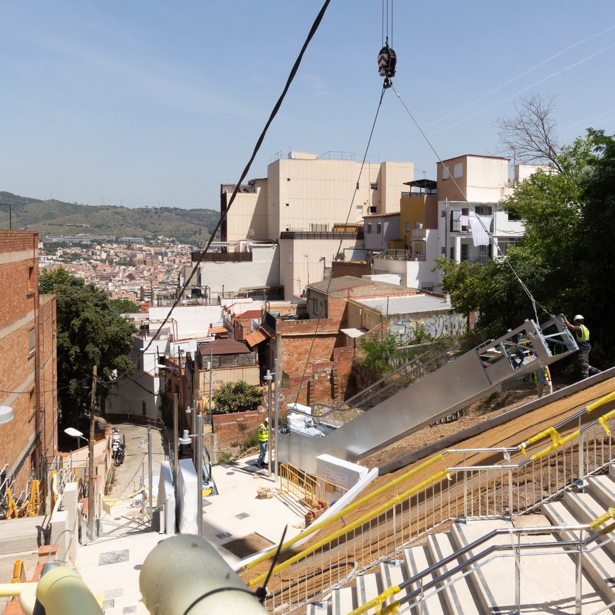 Ahir vam assistir a la implantació de les escales mecàniques al Passatge de la Mulassa, que connectaran el Carmel i la Font d'en Fargues. 

Està previst que la infraestructura, impulsada per Pla de Barris amb un pressupost d'aprox. 2M€, entri en funcionament a la tardor! 🔜
