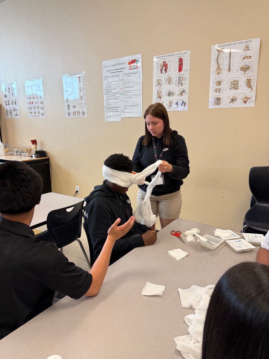 Our medical students engage with the community from day one! They recently hosted a Stop the Bleed workshop at Somerset Academy, teaching high schoolers life-saving skills, including how to manage blood loss, pack wounds, and apply tourniquets and bandages. 💉