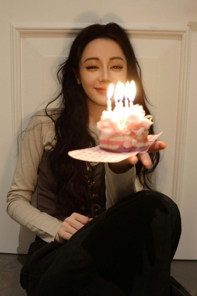 สิ่งที่เร่อมีสิ่งที่เร่อเป็นทุกวันนี้มันดีมากๆอยู่ อะไรที่ทำแล้วมีความสุข ไม่เดือดร้อนใครก็จงทำต่อไป ขอเพียงแค่ทำแล้วเร่อมีความสุข จะรักเร่อแบบนี้ตลอดไป HBD 🥳 

Dilraba Timeless AsEver
#HappyDilrabaDay2025