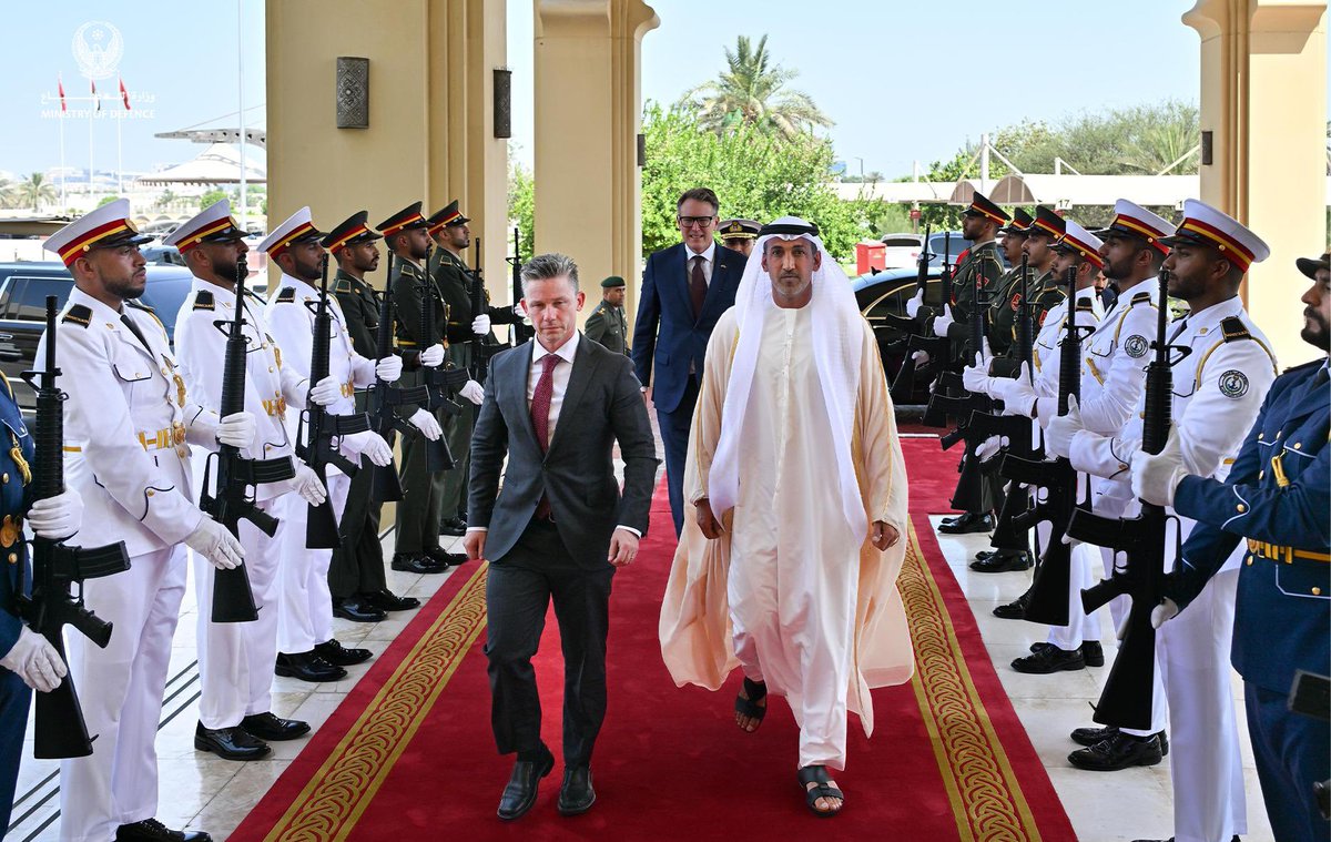 استقبل معالي محمد بن مبارك بن فاضل المزروعي وزير الدولة لشؤون الدفاع، معالي بال جونسون وزير الدفاع السويدي، والوفد المرافق له.

جرى خلال اللقاء الذي حضره عدد من ضباط ومسؤولي الجانبين، مناقشة عدد من المواضيع ذات الاهتمام المشترك، وسبل تعزيز التعاون في مختلف المجالات، خاصة فيما