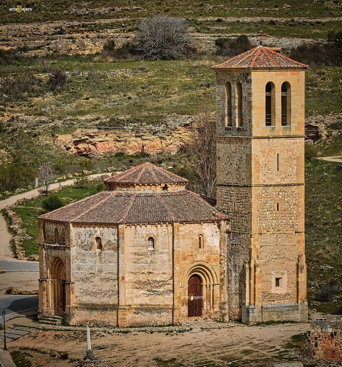 Iglesia de la Vera Cruz, uno de los monumentos más emblemáticos de la ciudad de Segovia. Esta joya del arte románico nos sorprende con su singular planta dodecagonal
#FelizLunes #photography #art