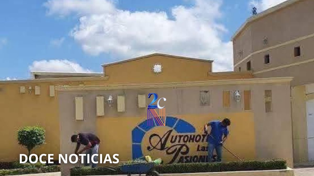 2CNews_'s tweet photo. ‼️ Maestra tabasqueña pierde la v1d4 en motel tras presunta reacción al colágeno 😱
#Nacajuca #Tabasco

Una tarde que parecía de pasión terminó en tragedia en el motel “Las Pasiones” de Nacajuca, Tabasco, donde una maestra identificada como Aura fue hallada sin v1d4, presuntamente tras sufrir un infarto.

De acuerdo con los reportes, la docente ingresó al lugar acompañada de un joven de nombre Rodolfo, originario de Tapotzingo. Minutos después, el hombre pidió auxilio tras notar que la mujer no reaccionaba. Según versiones preliminares, Aura habría consumido colágeno, lo que pudo haber detonado una reacción inesperada en su organismo.

Autoridades locales y servicios periciales acudieron al sitio para realizar el levantamiento del c*3rp0 y abrir una carpeta de investigación. Rodolfo fue atendido por crisis nerviosa.

Una lamentable noticia que ha causado impacto en la región.
QEPD 🕊️

#Noticia #Nacional #Tabasco