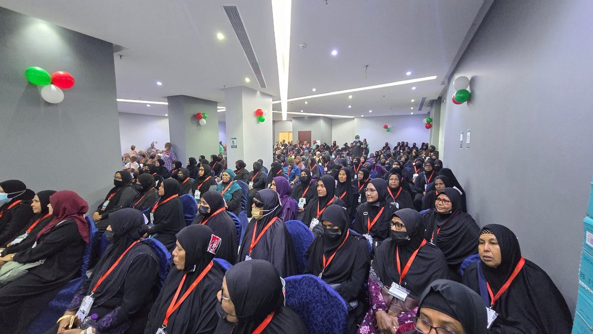 ރައީސުލްޖުމްހޫރިއްޔާ ޑރ. މުޙައްމަދު މުޢިއްޒުގެ ދެކަނބަލުން ދިވެހި ޙައްޖާޖީން ތިބޭ ހޮޓަލަށްވަޑައިގެން ދިވެހި ޙައްޖާޖީންނާއި ބައްދަލުކުރައްވައިފި