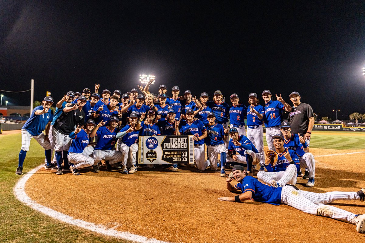 HCUHuskiesBSB's tweet image. A brotherhood like no other. #DawgsUp