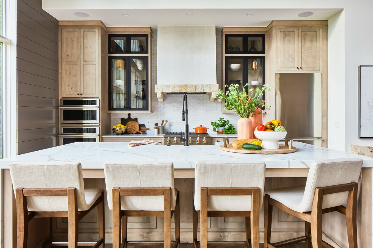 Monogram Monday.🙌 Some kitchens set the scene. This one tells the whole story. In this setting, not only are meals made and memories shared but special moments seem to linger a little longer.😍
Come see the new Monogram Appliances displays at Marcella's and see for yourself.🤩