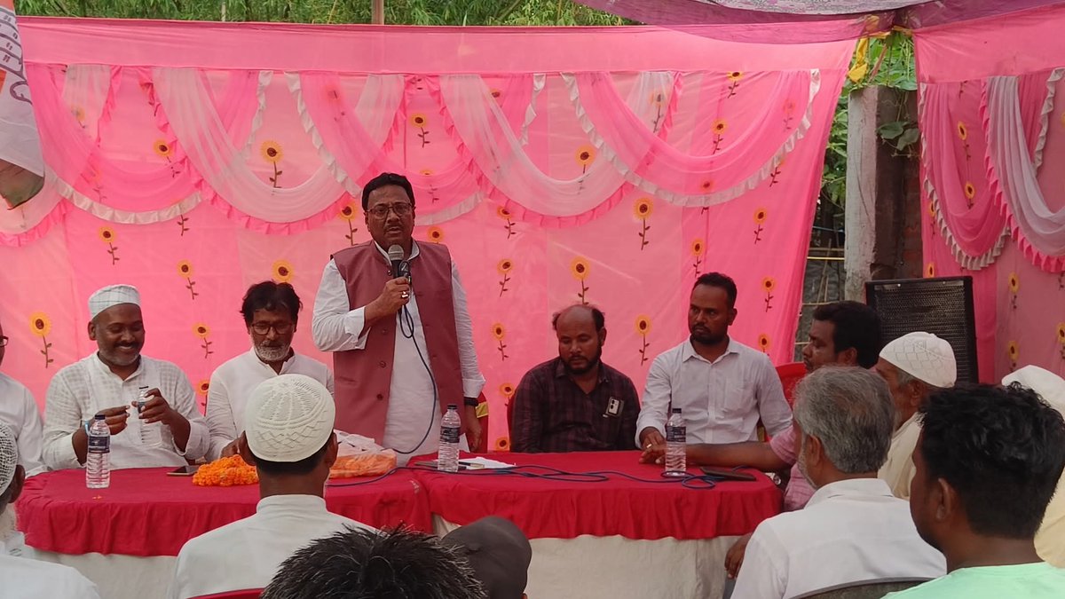 IzharulMLA's tweet photo. हमारा प्रयास, आपका साथ,
बदलेंगे किशनगंज विधानसभा!
आज मुख्यमंत्री क्षेत्र विकास योजना अंतर्गत पोठिया प्रखण्ड अन्तर्गत नौकट्टा पंचायत, वार्ड नं०-11 चनामना साहिल के घर से चनामना कब्रिस्तान तक PCC सड़क निर्माण कार्य का " शिलान्यास " विधिवत रूप से फीता काटकर संपन्न किया।
#Pothia https://t.co/FPaxnaQZ0Z