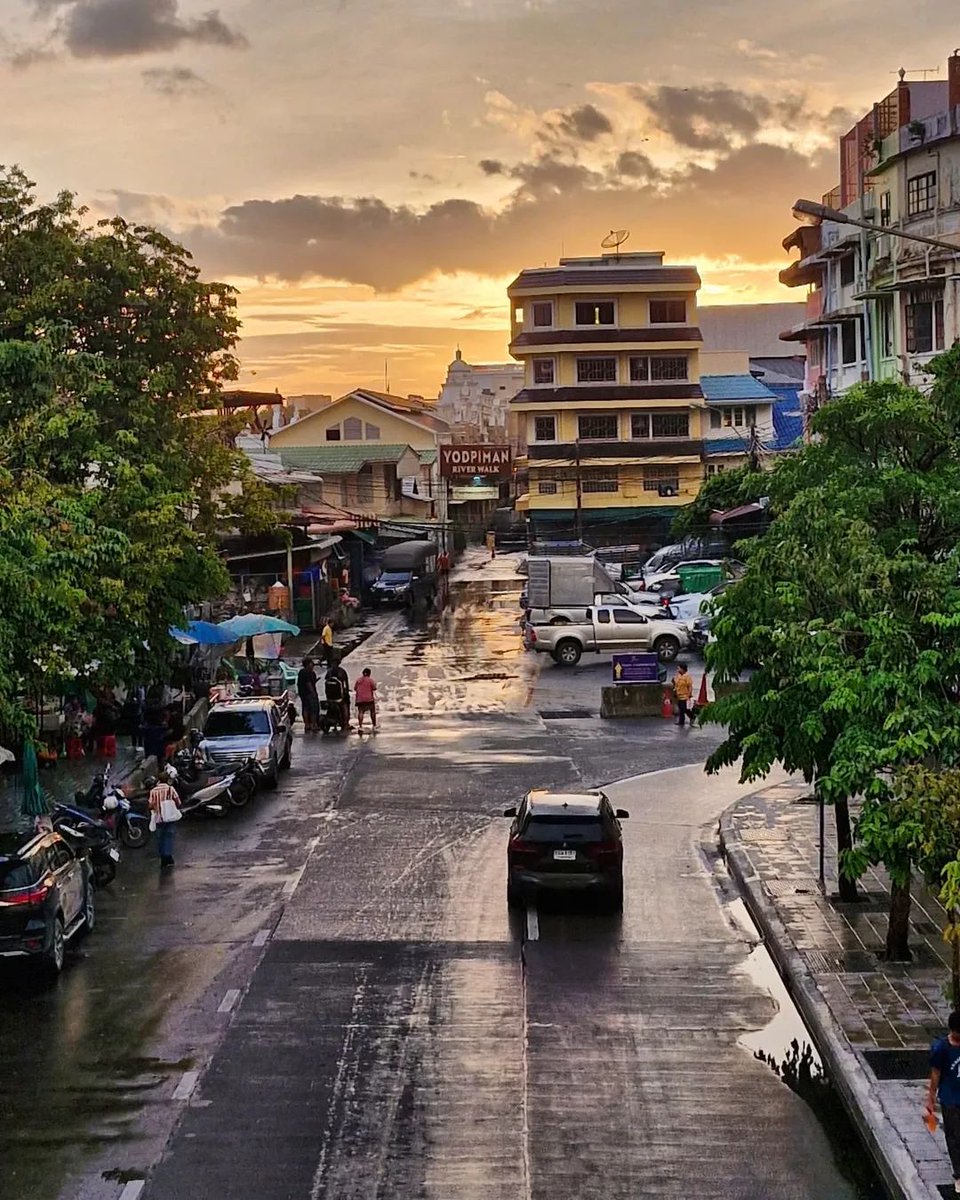 Thorada's tweet photo. Wonderful walk by the river today—Yodpiman Flower Market in the rain, then golden sun broke through just in time for a perfect sunset at Memorial Bridge. Bangkok magic. 😎🙏 #BangkokWalks #YodpimanFlowerMarket #MemorialBridge #RainAndShine #UrbanExploration https://t.co/UXsQnPZTC2
