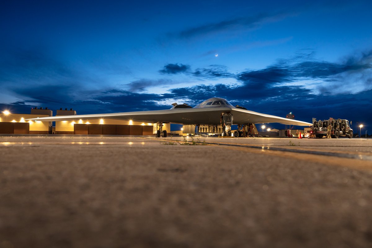 Whiteman_AFB's tweet image. B-2 Spirit stealth bombers receive fuel during hot-pit refueling operations at Whiteman AFB, Mo., May 28. Hot-pit refueling is the practice of refueling aircraft immediately after landing while keeping the engines running, increasing response time in an operational environment.