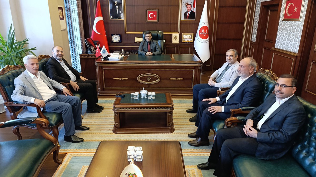 Diyanet-Sen Genel Başkan Yardımcısı Ömer Evsen ve Diyarbakır Yeşil Yıldız Bağımlılıklarla Mücadele Derneği Başkanı Yahya Öger ve beraberindeki heyet, İl Müftümüz Orhan İmamoğlu'na hayırlı olsun ziyaretinde bulundular.